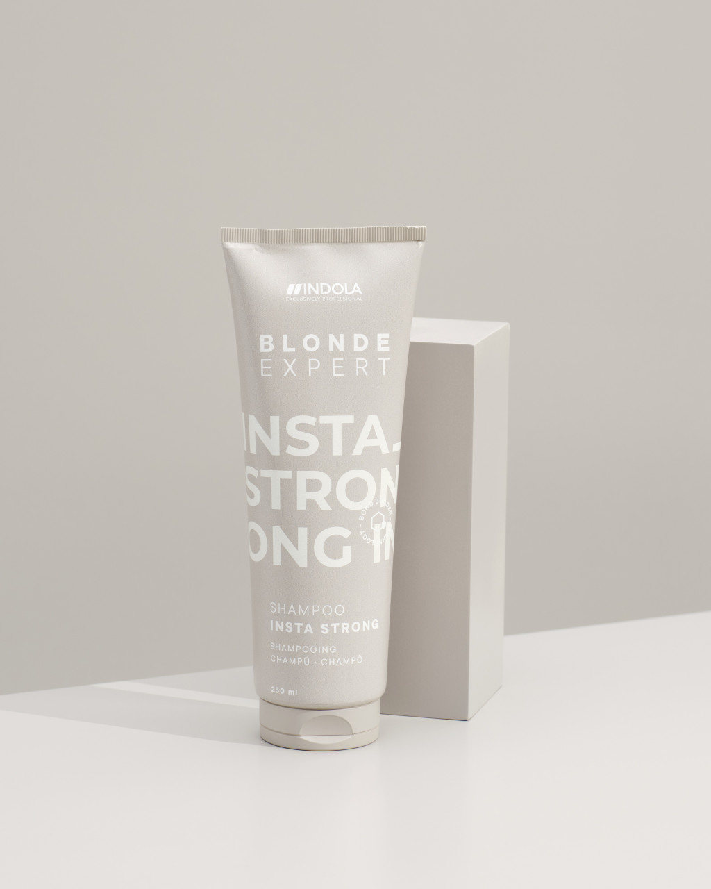 Indola Blonde Expert InstaStrong hajsampon 250 ml