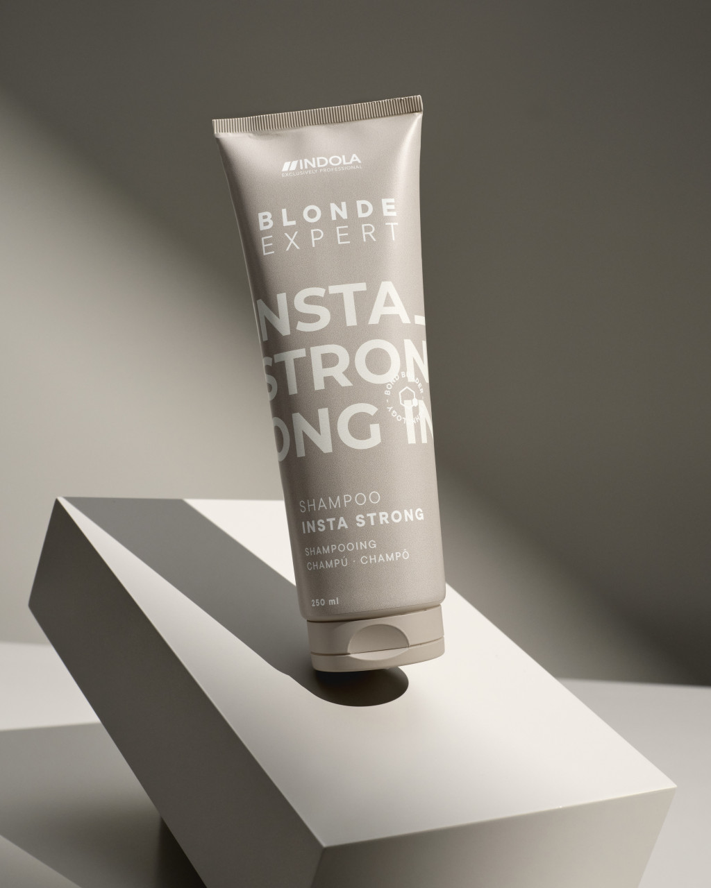 Indola Blonde Expert InstaStrong hajsampon 250 ml