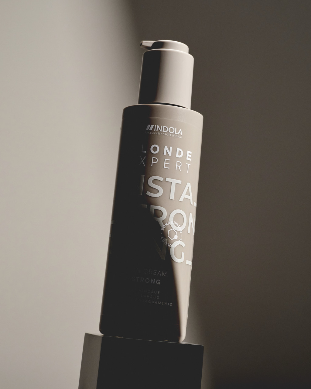 Indola Blonde Expert InstaStrong Leave-in hajkrém 145 ml